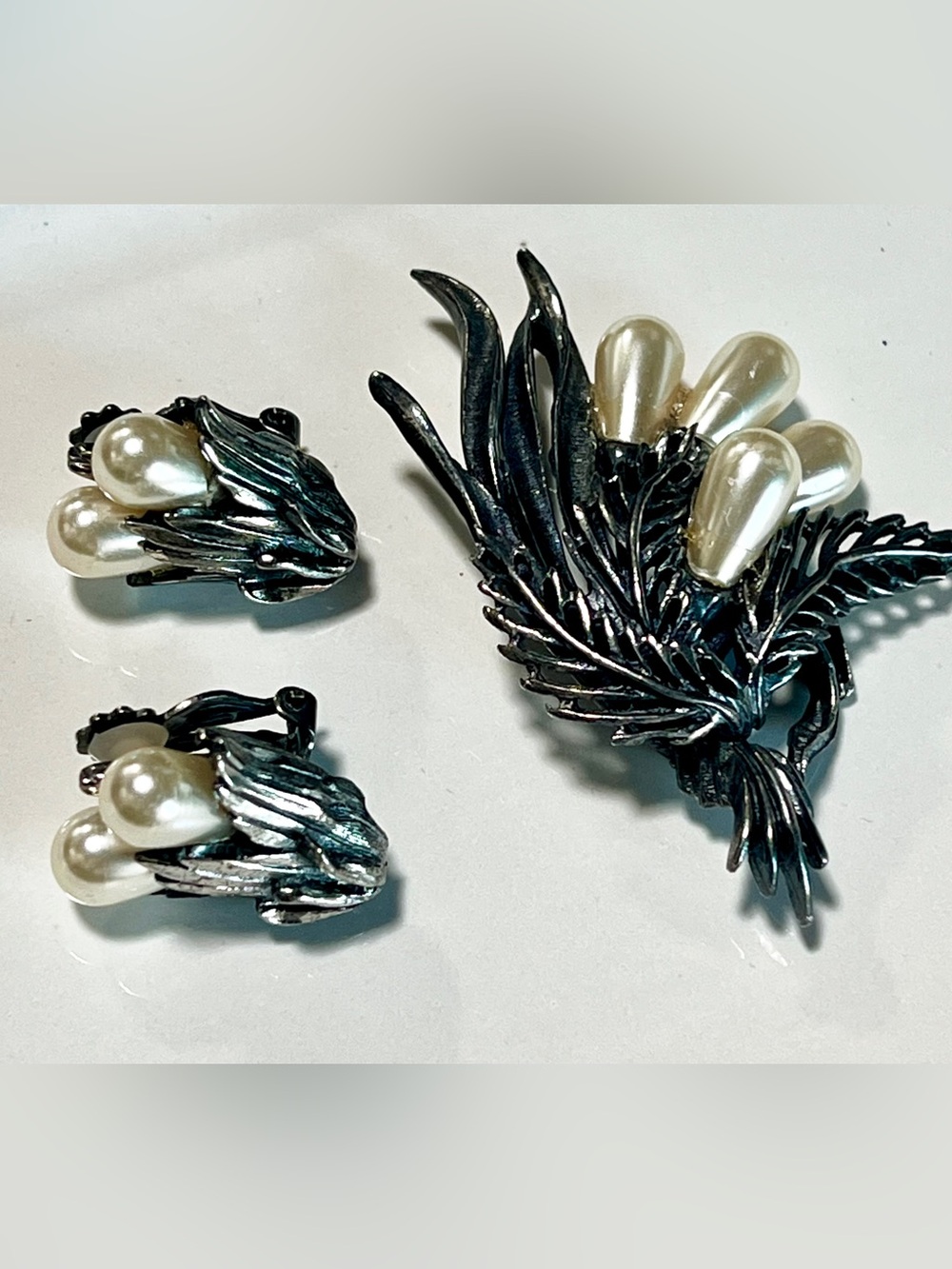 BOTTICELLI VINTAGE SILVERTONE FAUX PEARL BROOCH & CLIP ON EARRINGS